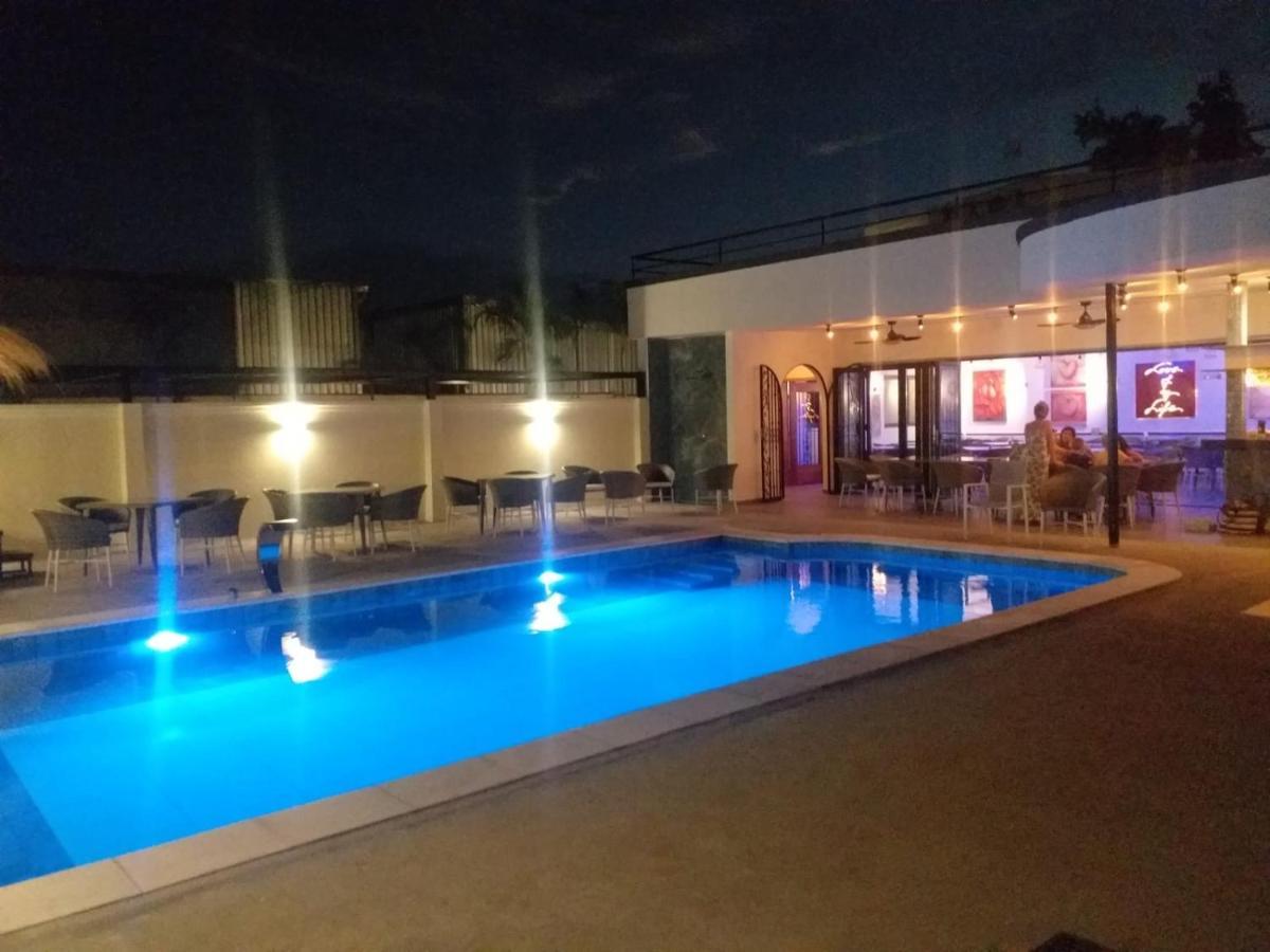 Hotel Oasis-Dream Holidays - La Petite France サン・バーナディノ エクステリア 写真
