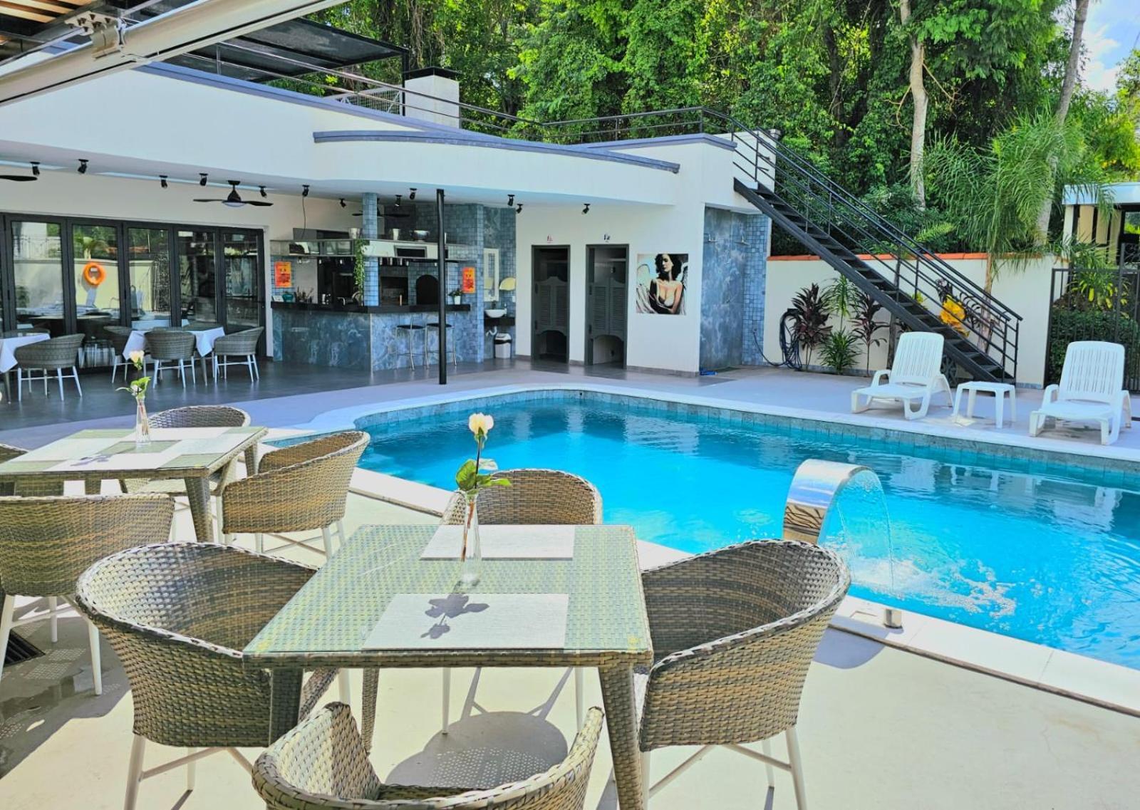 Hotel Oasis-Dream Holidays - La Petite France サン・バーナディノ エクステリア 写真