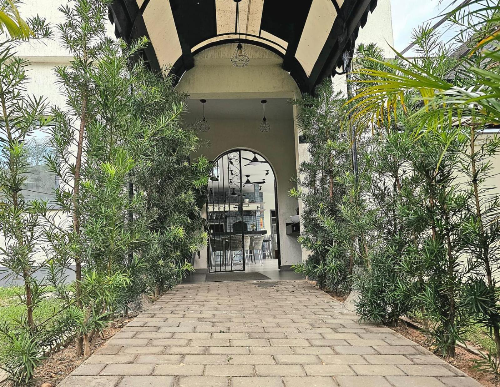 Hotel Oasis-Dream Holidays - La Petite France サン・バーナディノ エクステリア 写真