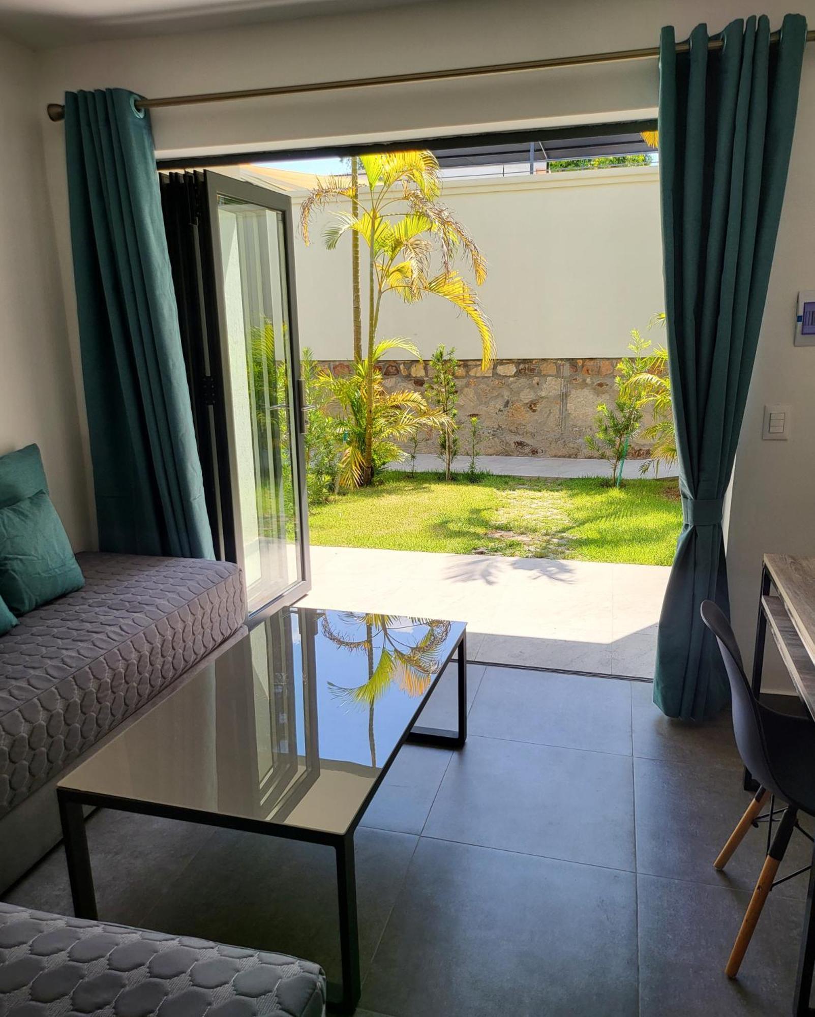 Hotel Oasis-Dream Holidays - La Petite France サン・バーナディノ エクステリア 写真